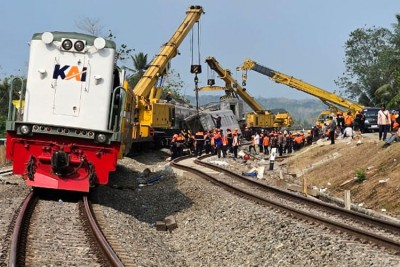 Proses Evakuasi Ka Anjlok Di Yogyakarta Kurang Dua Gerbong Ka