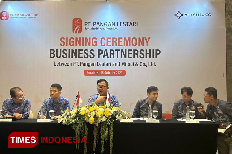 Press conference penandatanganan kerja sama pengembangan cold storage antara PT Pangan Lestari dan Mitsui & Co., Ltd di Hotel Sheraton Surabaya, Senin (16/10/2023).(Foto : Lely Yuana/TIMES Indonesia)