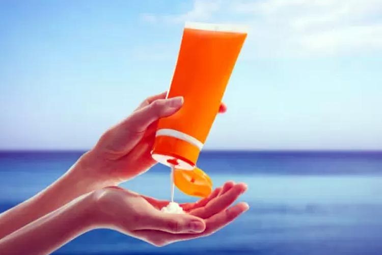 4 Area yang Sering Luput dari Sunscreen, Padahal Sama Pentingnya