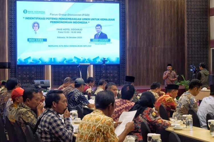 Indah kurnia saat memberi materi di Focus Group Discussion (FGD) bertema 'Indentifikasi potensi pengembangan UMKM untuk Kemajuan Perekonomian Indonesia' yang digelar di FaveHotel, Sidoarjo