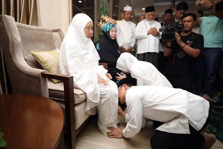 Sebelum Daftar ke KPU, Anies-Muhaimin Cium Kaki Ibunya Terlebih Dahulu