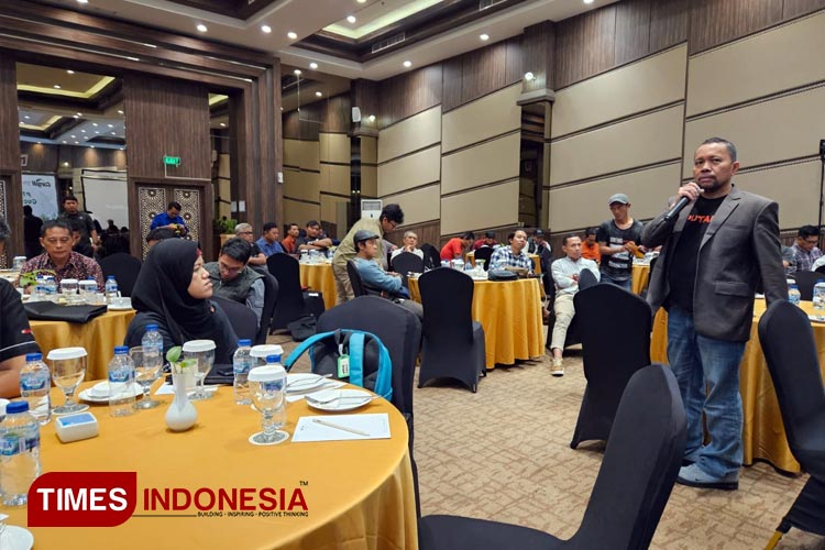 Diskusi perkembangan AI yang digelar PT Cargill Cocoa Indonesia bersama jurnalis dengan menghadirkan ahli komunikasi Unair dan CEO Kapanlagi. (FOTO: Akmal/TIMES Indonesia).