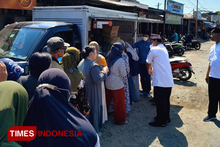 Program pasar murah di Pasar Galekan, Kecamatan Wongsorejo Banyuwangi, diserbu emak-emak. (FOTO: Fazar Dimas/TIMES Indonesia)