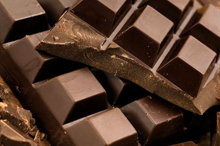 Dark Chocolate atau cokelat hitam memberikan penuh manfaat untuk kesehatan.  ©www.afternoonrecipes.com