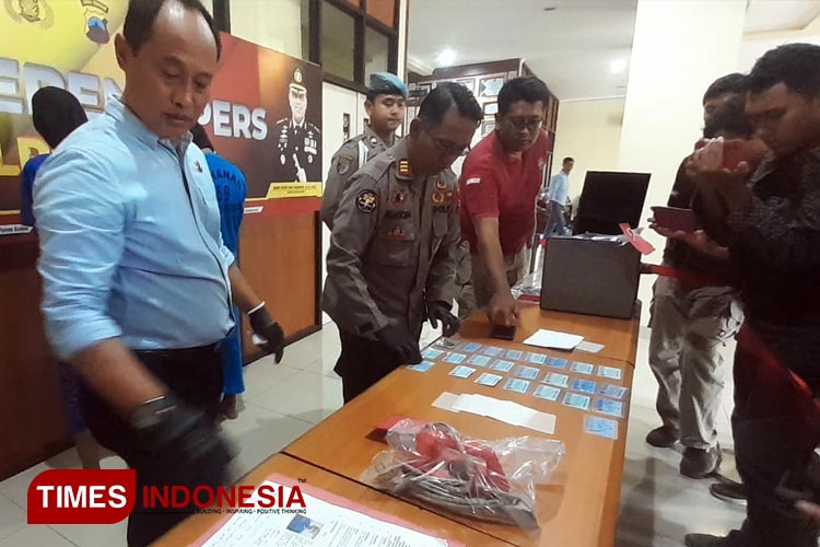 Kedua pelaku pembuat e-KTP palsu dan barang bukti diamankan oleh petugas di Mapolres Kudus. (FOTO: Arief/TIMES Indonesia)