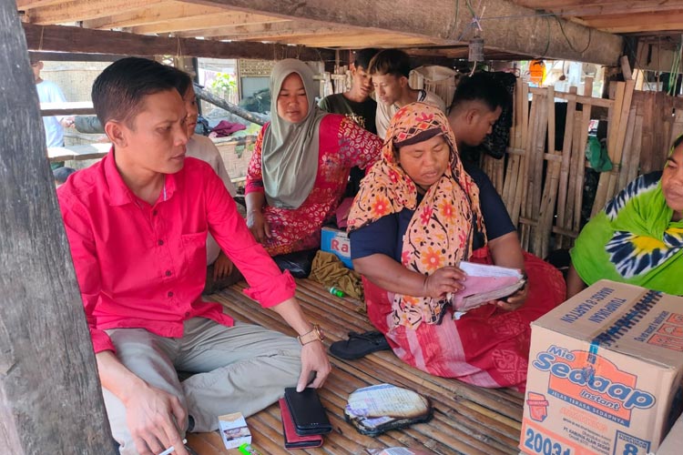 Suasana penyerahan bantuan kemanusiaan bagi korban kebakaran di Desa Tanjung Luar, Lombok Timur. (FOTO: PDIP Lombok Timur)
