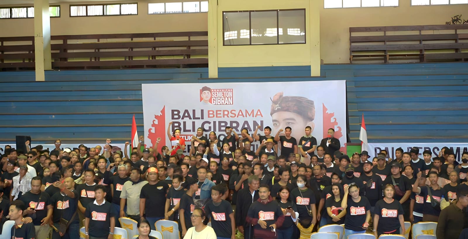 Ribuan massa di Bali mendeklarasikan Relawan/Komunitas Semeton Gibran, suatu bentuk dukungan nyata terhadap pencalonan Gibran Rakabuming Raka sebagai Bakal Calon Wakil Presiden di Pemilihan Presiden 2024. (FOTO: ist) 