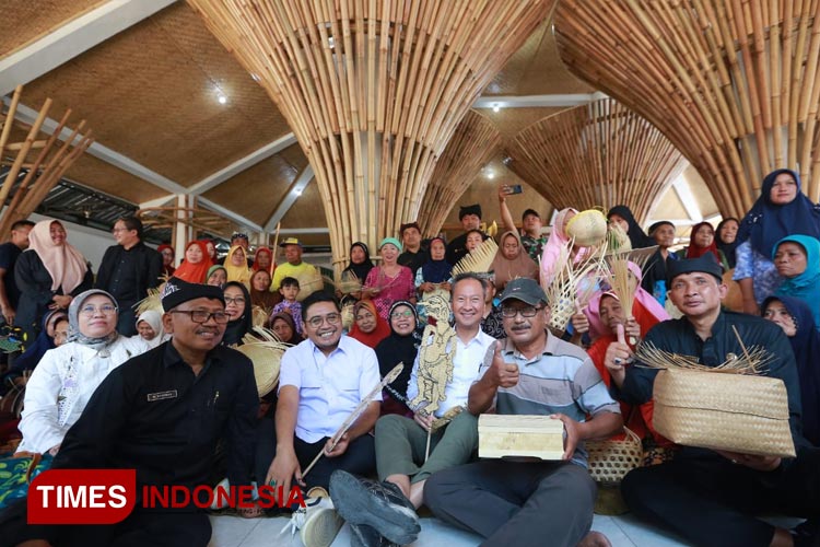 Kisah Perajin Bambu Gintangan Banyuwangi, dari Lokal hingga Tembus Pasar Global