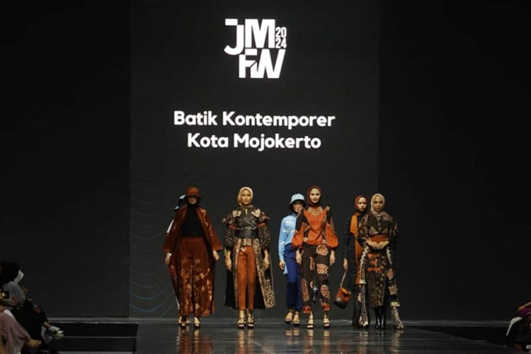 Penampilan Model dengan Busana Batik Kontemporer Kota Mojokerto di Jakarta Muslim Fashion Week. (Dok. Kominfo)
