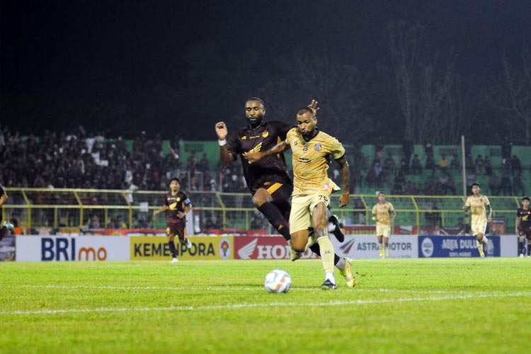 Striker Arema FC, Gustavo Almeida saat menggiring bola. (FOTO: Dok. Arema FC)