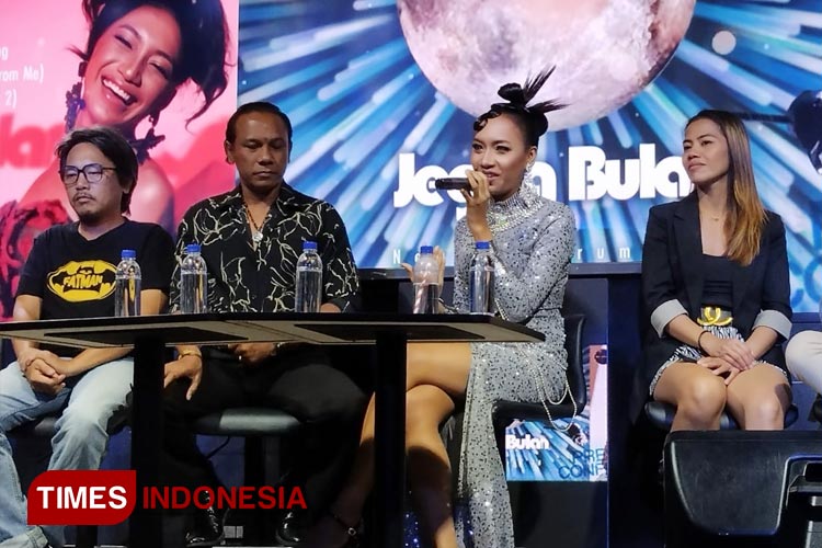 Jegeg Bulan beserta produser dan tim manajemennya menggelar konferensi pers persiapan launching album perdananya di Bali. (Foto: Susi/TIMES Indonesia)