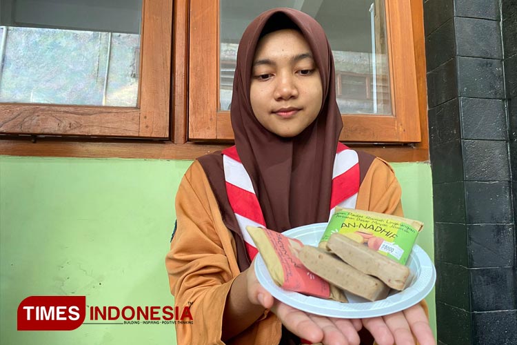 Siswi MA Al-Hikam Jombang saat menunjukan Sabun yang terbuat dari jelantah. (FOTO: Rohmadi/TIMES Indonesia)