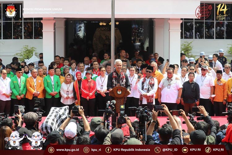Ketua Umum Higemura Muhlis Ali (baju hitam) saat mengantarkan pasangan Ganjar-Mahfud MD mendaftar ke KPU RI Jakarta, Kamis (19/10/2023). (Foto: KPU RI)