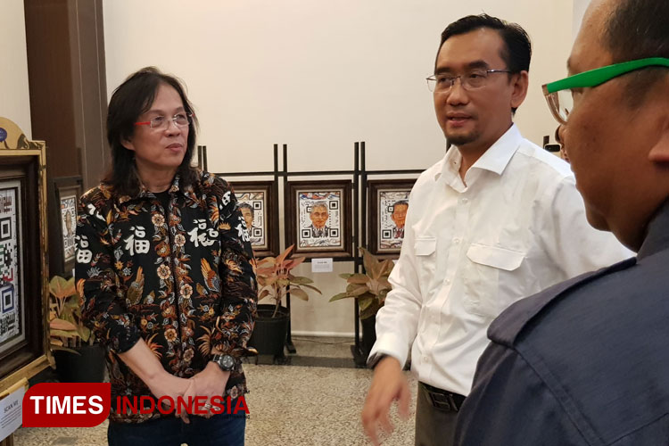 Rektor UB Prof Widodo bersama Inovator QR Art Mr. D saat melihat pameran Arsip digital lukisan foto-foto Rektor UB di rektorat. (Foto: Achmad Fikyansyah/TIMES Indonesia) 