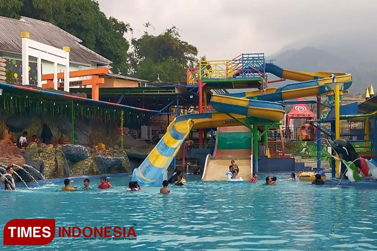 The exotic view at Rindu Alam Guci pool. (Photo: Cahyo Nugroho for TIMES Indonesia)