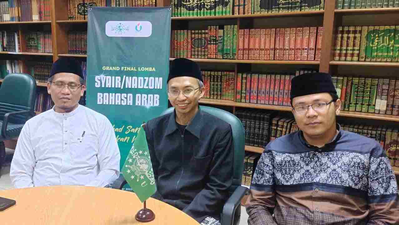 Dr. Halimi Zuhdy, salah satu dewan juri dan penyair Arab asal Indonesia (tengah) bersama dewan juri lainnya. (Foto: RMI for TIMES Indonesia)