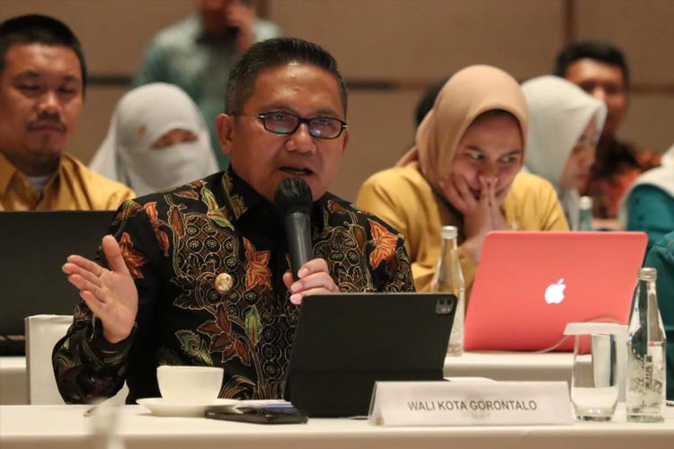 Wali Kota Gorontalo, Marten Taha saat mengikuti rapat koordinasi lintas sektor tentang Ranperda RTRW 2023-2043. (Foto: Humas Pemkot Gorontalo)