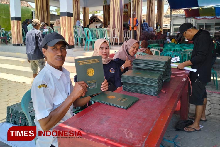 Serah terima sertifikat PTSL di Desa Sumberagung, Kecamatan Pesanggaran, Banyuwangi. (Foto : Syamsul Arifin/TIMES Indonesia)