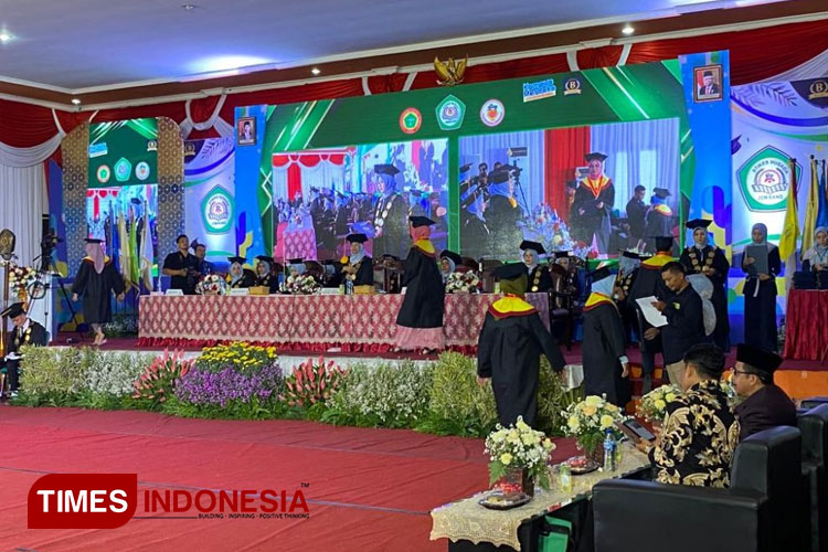 Prosesi wisuda XII STIKes Husada Jombang di aula setempat, Sabtu (21/10/2023). (FOTO: AJP TIMES Indonesia)