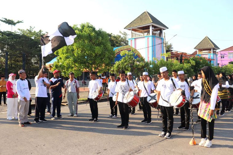 Sekretaris Daerah Selayar Mesdiyono saat melepas peserta dan turut mengikuti Gerak Jalan Santai dalam rangka peringatan Hari Santri 2023 di Selayar, Sabtu (21/10/2023). (FOTO: ANTARA/HO-Pemkab Selayar). 