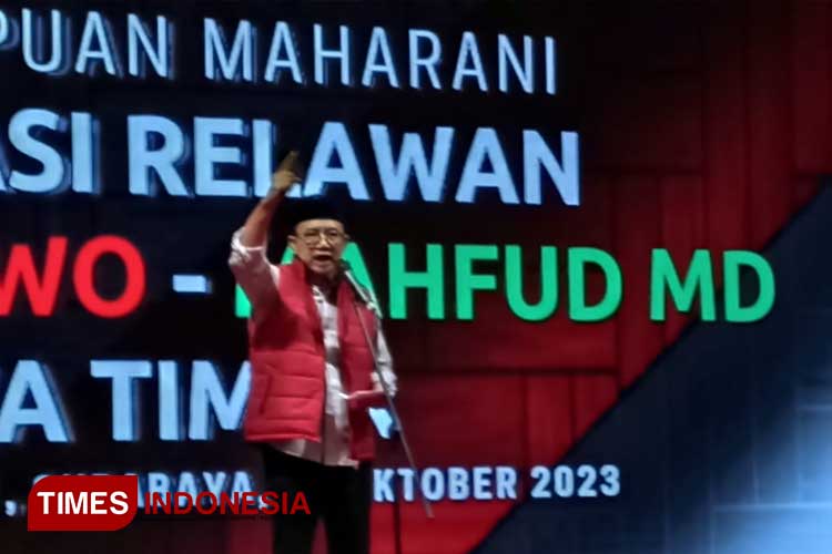Budi Sulistyono 'Kanang' saat berorasi dalam acara Konsolidasi Pemenangan Ganjar-Mahfud di Grand City Surabaya, Sabtu (21/10/2023). (Foto: Lely Yuana/TIMES Indonesia)