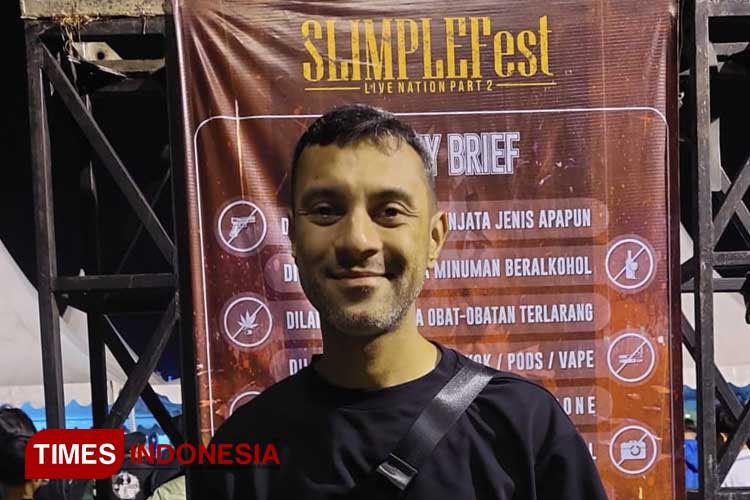 Didi Riyadi drummer Band Element saat nonton Konser Dewa 19 di Lanud Wiriadinata Kota Tasikmalaya, Sabtu (21/10/2023) malam .(FOTO: Harniwan Obech/TIMES Indonesia)