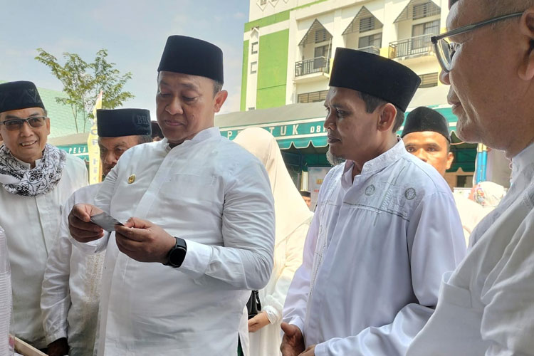 Wagub Kalimantan Tengah H. Edy Pratowo bersama Kakanwil Kemenag Kalteng H. Noor Fahmi meninjau stand ekspo kemandirian pesantren. (Foto: Kemenag Kalteng)