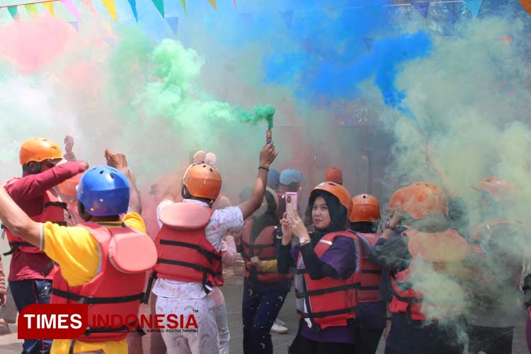 Peserta Festival Rafting di Kota Batu menggunakan beragam kostum menarik dan unik. (Foto: Muhammad Dhani Rahman/TIMES Indonesia)