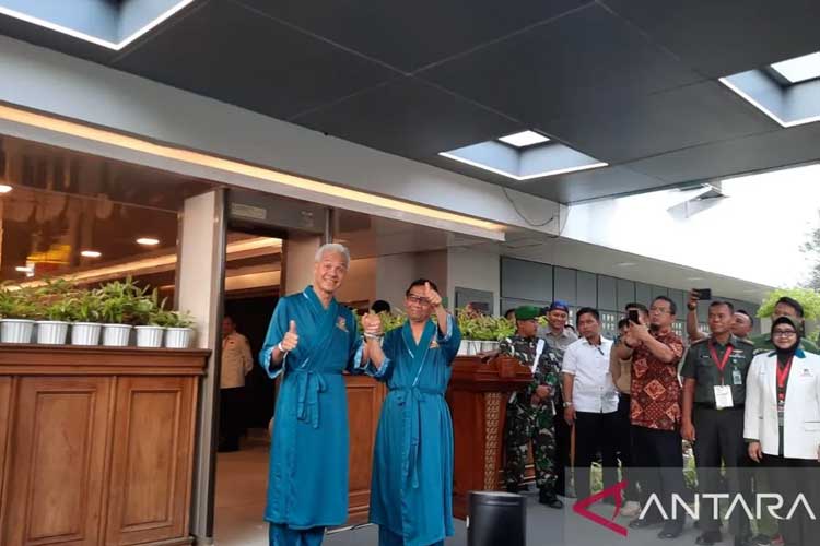 Bakal pasangan calon presiden dan wakil presiden Ganjar Pranowo-Manfud MD menyapa wartawan usai berganti pakaian untuk menjalani tes kesehatan di RSPAD Gatot Soebroto, Jakarta Pusat, Minggu (22/10/2023). (ANTARA/Laily Rahmawaty)