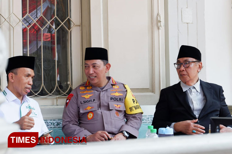 Kapolri Jenderal Listyo Sigit, bercengkrama dengan pengurus NU Surabaya saat Presiden Jokowi melakukan pertemuan tertutup dengan Kiai Sepuh. (Foto: Yusuf Arifai/TIMES Indonesia)