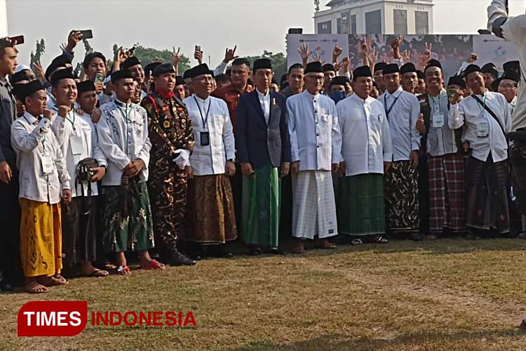 Presiden Jokowi Tebar Sepeda, Santri Bahagia