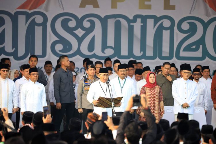 Haru, Suasana Saat Ketum PBNU Bacakan Naskah Resolusi Jihad Di Apel ...