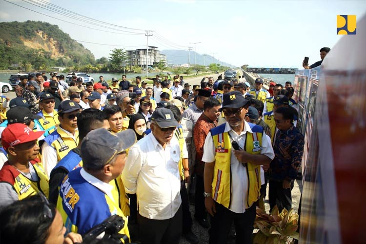Menteri PUPR RI Basuki Hadimuljono saat melakukan peninjauan rencana lokasi pembangunan Pengaman Pantai Lasusua di Kabupaten Kolaka Utara, Sabtu (21/10/2023). (FOTO: Biro Komunikasi Publik Kementerian PUPR RI)