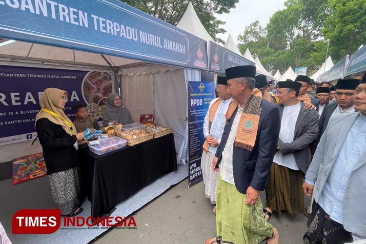 Hari Santri 2023: Pemprov Jabar Serahkan Bantuan Jaminan Sosial kepada Guru Ngaji