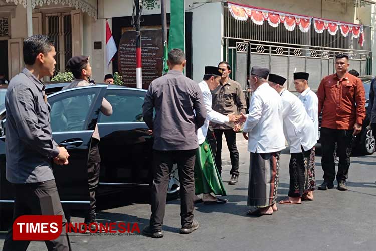 Presiden Jokowi saat tiba di kantor PCNU Surabaya di Jalan Bubutan. (Foto: Rudi Mulya/Times Indonesia)