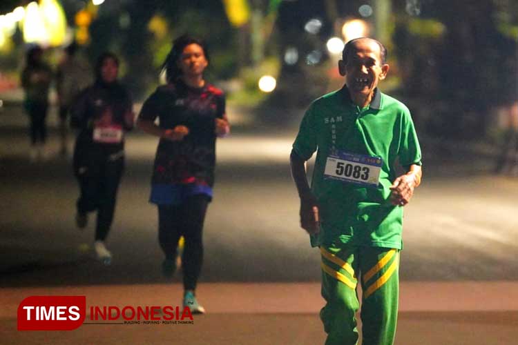 Salah satu peserta Probolinggo Night Run 2023. (Foto: Taufik Hidayat/TIMES Indonesia)