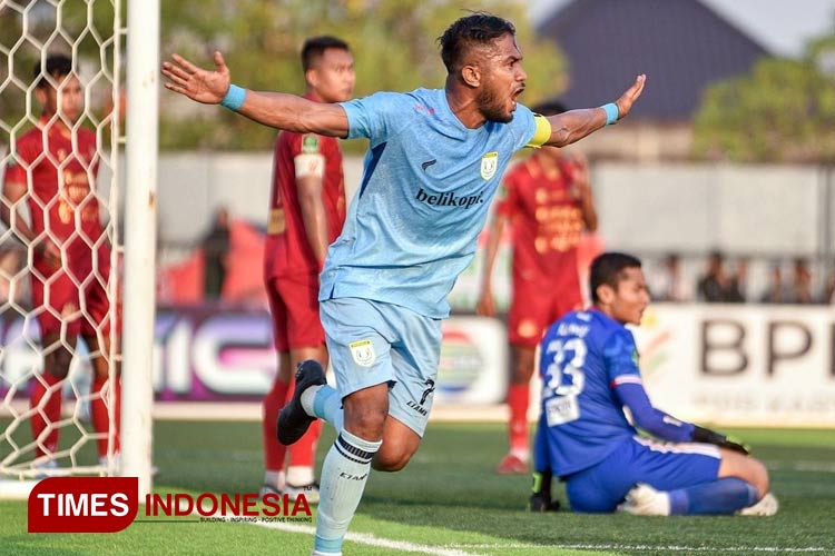 Kapten Persela Lamongan, Zulham Zamrun, merayakan gol keduanya, sekaligus memastikan kemenangan 3-2 atas Persipa Pati, Minggu (22/10/2023). (FOTO: Persela for TIMES Indonesia)