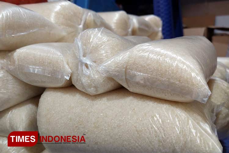 Gula pasir kiloan yang dijual di Pasar Banyuwangi, Jawa Timur, dengan harga yang sudah tembus Rp16.000 perkilogram. (FOTO : Anggara Cahya /TIMES Indonesia)