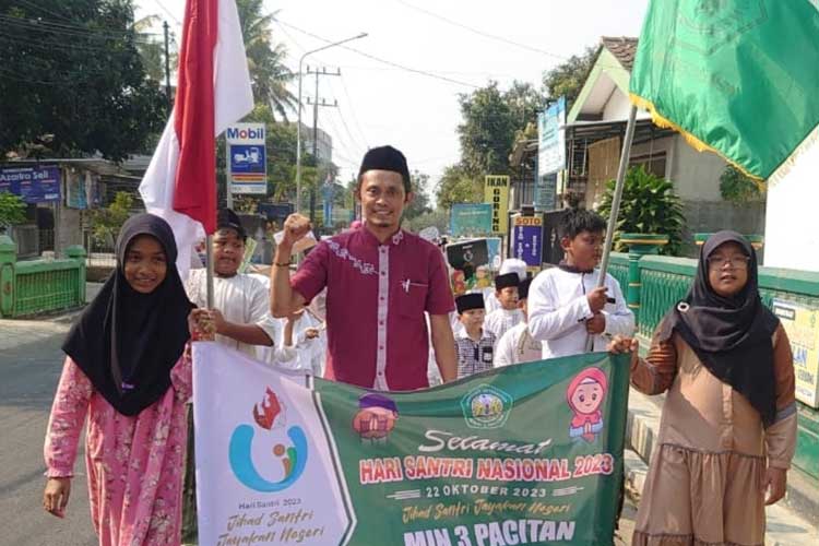 Tanamkan Perjuangan Santri, MIN 3 Pacitan Gelar Pawai Ta'aruf