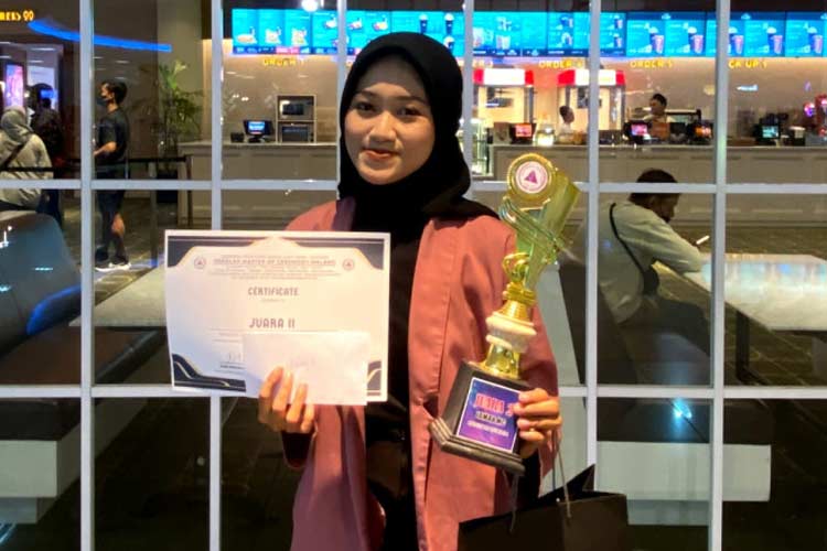Mahasiswi Fakultas Humaniora UIN Malang yang berhasil menorehkan prestasi dalam kompetisi MC Nasional,  Avita Aniqotul 'Athiyyah. (Dok. UIN Malang)