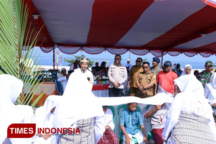 Muhammad Sinen Wakil Wali Kota Tidore Kepulauan menghadiri sunatan massal (FOTO: Harianto/TIMES Indonesia)