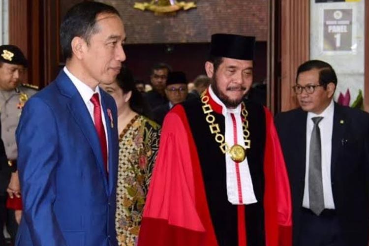 Presiden Jokowi dan Ketua MK Anwar Usman. (FOTO: BPMI Setpres) 