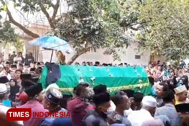 Ribuan-warga-berduyun-antarkan-almarhum-Budi-ke-pemakaman.jpg