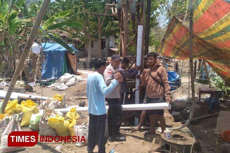 Bantuan sumur bor di Pulau Palue untuk memasok kebutuhan air bersih masyarakat setempatcsaat dikerjakan. (FOTO: Humas Polres Sikka for TIMES Indonesia)