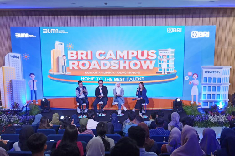 (kiri-kanan) Abd. Wahid Wijaya, Zakaria Zata Adikusna dan Brilianti Puspita Sari saat sharing pengalaman dengan para mahasiswa ITS di Aula Tower 2 ITS dalam acara BRI Campus Roadshow, Home To The Best Talent.(Dok.BRI)