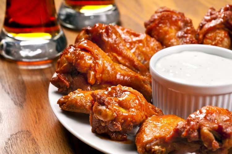 Buffalo wings ala Amerika yang disajikan di beberapa bar Negeri Paman Sam. (Foto: Shoaib Attock/Freepik)