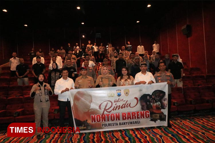 Polresta Banyuwangi rayakan Hari Kesatuan Gerak Bhayangkari (HKGB) ke-71 dengan nobar film ‘Aku Rindu’. (Foto : Syamsul Arifin/TIMES Indonesia)