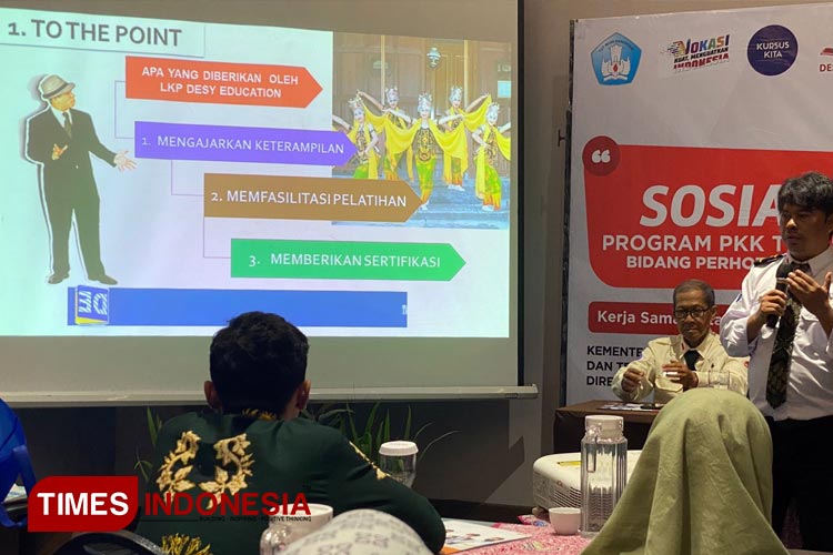 Direktur LKP Desy Education, Handoyo Saputro, M.Pd, M.Si, M.MPd saat menjelaskan sosialisasi beasiswa program PKK Tipe Platinum di Hotel Aston Banyuwangi. (FOTO: Fazar Dimas/TIMES Indonesia)