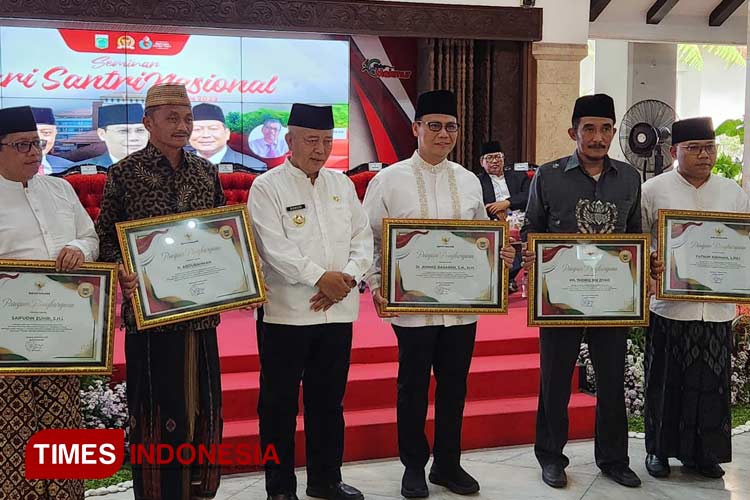 Bupati Malang HM Sanusi memberikan memberikan penghargaan kepada tokoh-tokoh yang telah berkontribusi dalam memajukan pesantren dan peringatan Hari Santri, seperti Ahmad Basarah dan KH Thoriq Bin Ziyad. (FOTO: dok TI)
