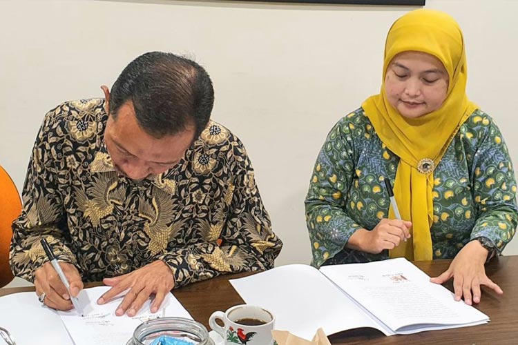 Suasana penandatanganan di depan notaris disaksikan oleh kedua belah pihak bertempat di kantor BPR Hasamitra Jabar. (Foto: Malika)